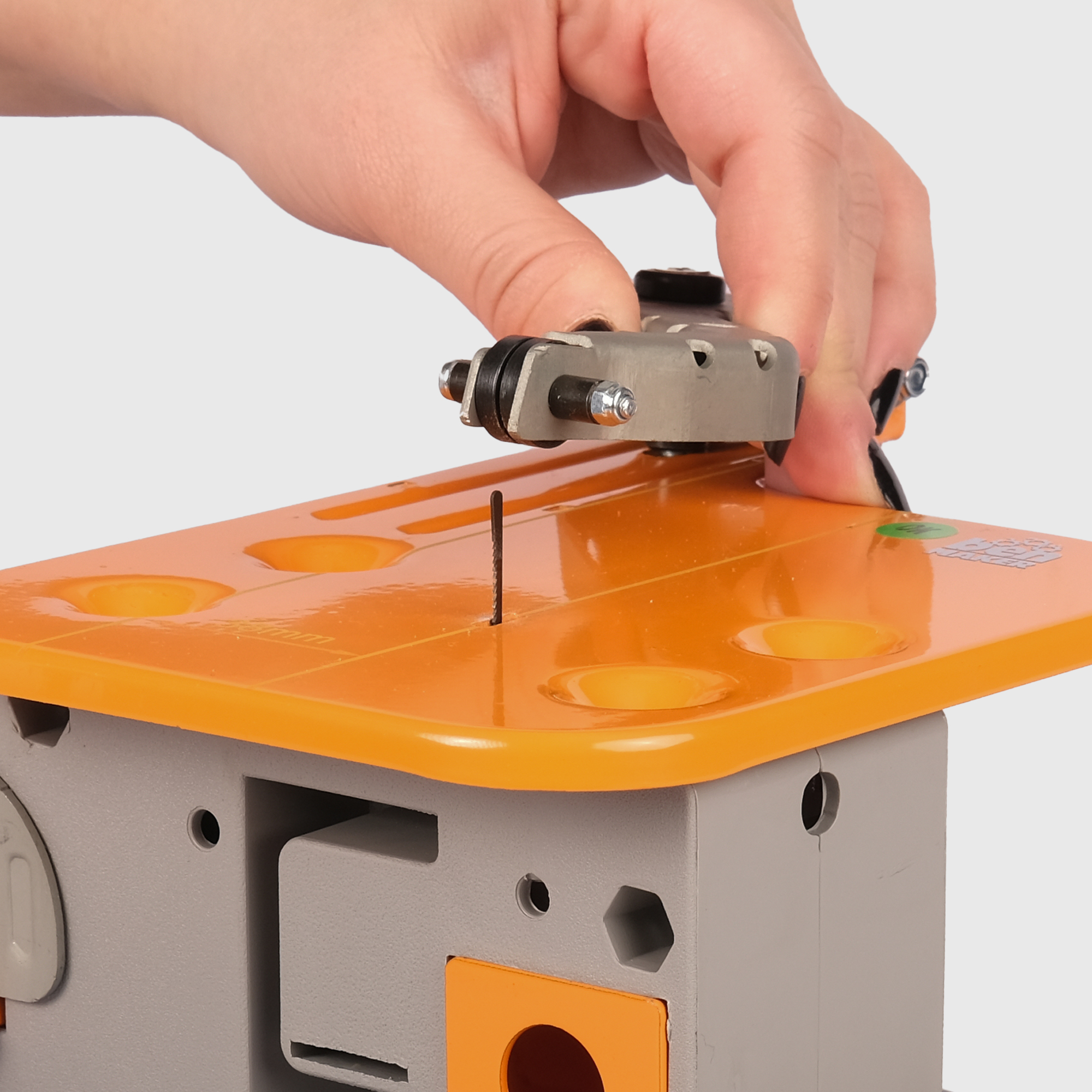 Přímočará pila s bruskou