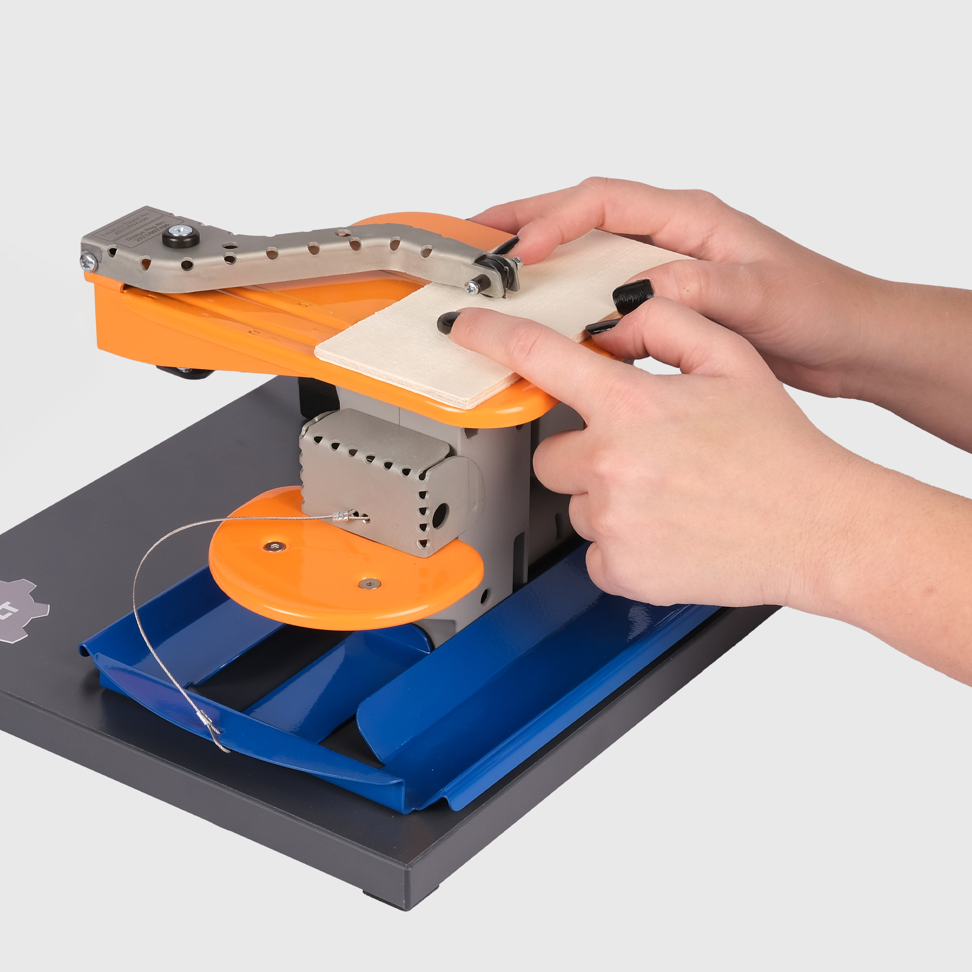 Přímočará pila s bruskou